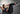Person macht Situps in einem Fitnessstudioo