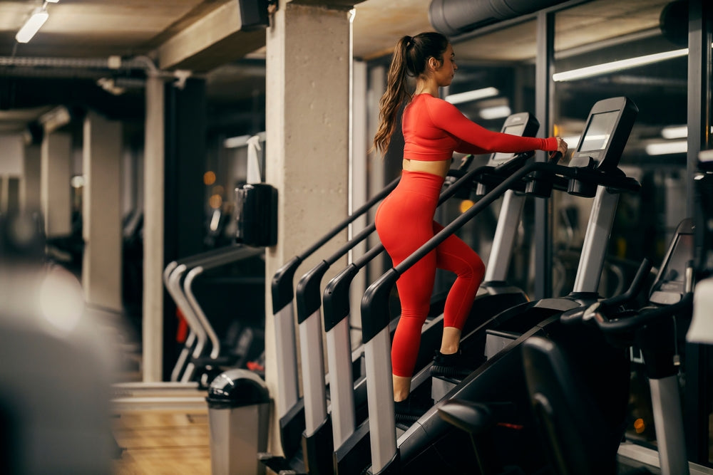 Frau trainiert auf Stepper im Fitnessstudio