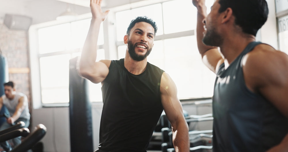Mann hat extrinsische Motivation im Fitnessstudio
