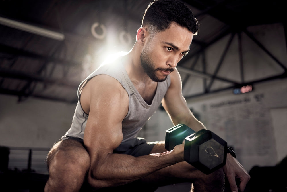 Mann mancht Bizeps Curls im Gym