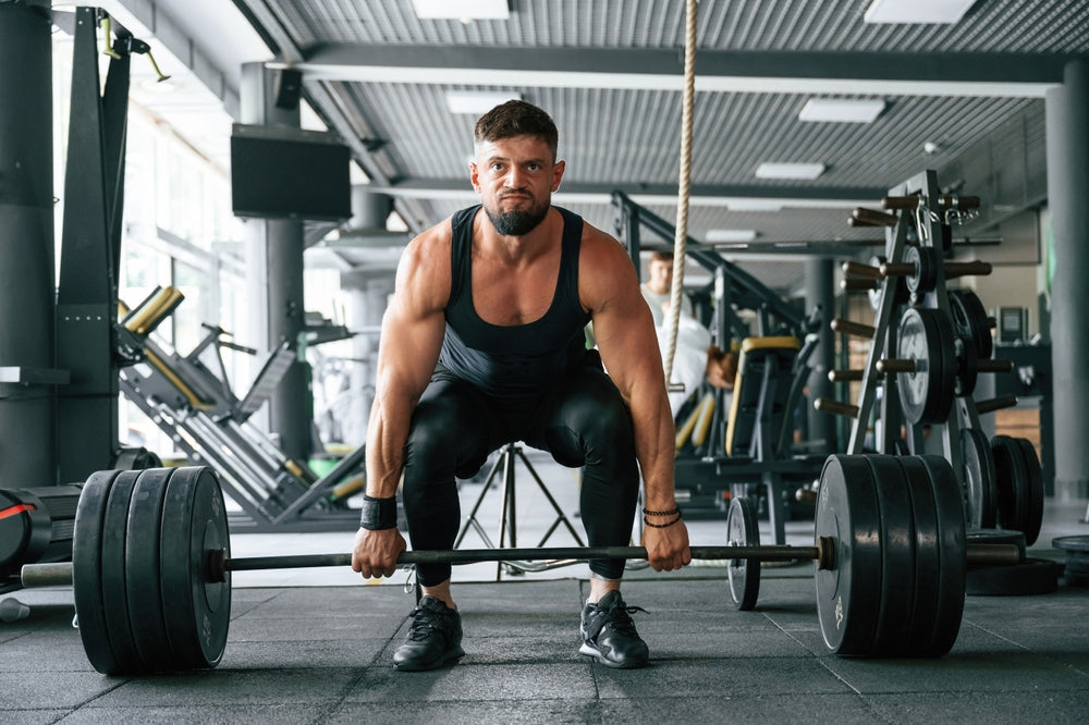Person macht Ego-Lifting im Fitnessstudio