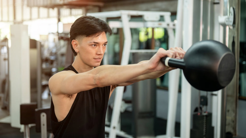 Mann macht Functional Training im Fitnessstudio