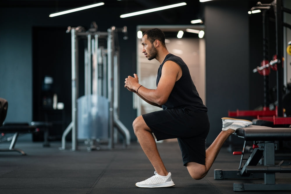 Mann trainiert Bulgarian Split Squats