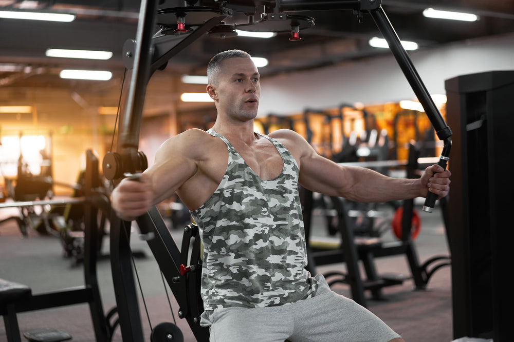 Mann trainiert Chest Flys im Fitnessstudio