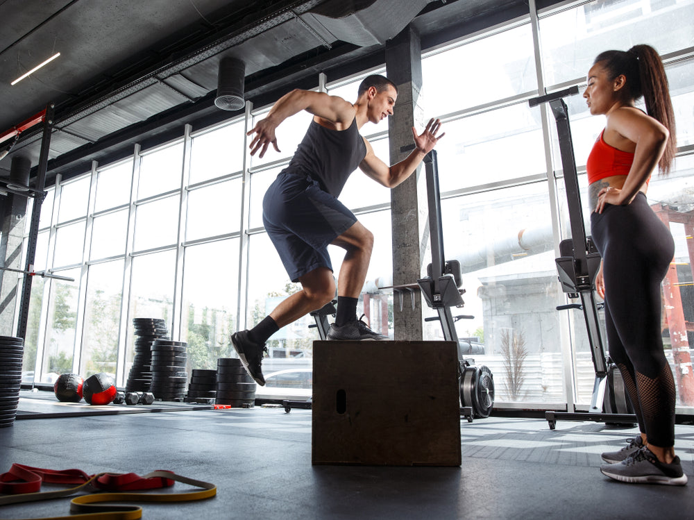 Mann trainiert mit Plyo Box im Fitnessstudio
