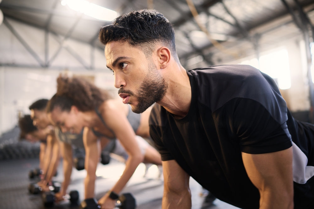 Menschen haben intrinsische Motivation im Fitnessstudio